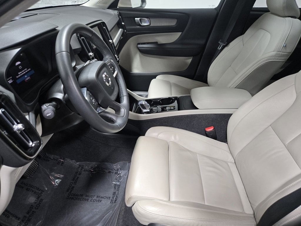 Used 2024 Volvo XC40 B5 Plus image 10