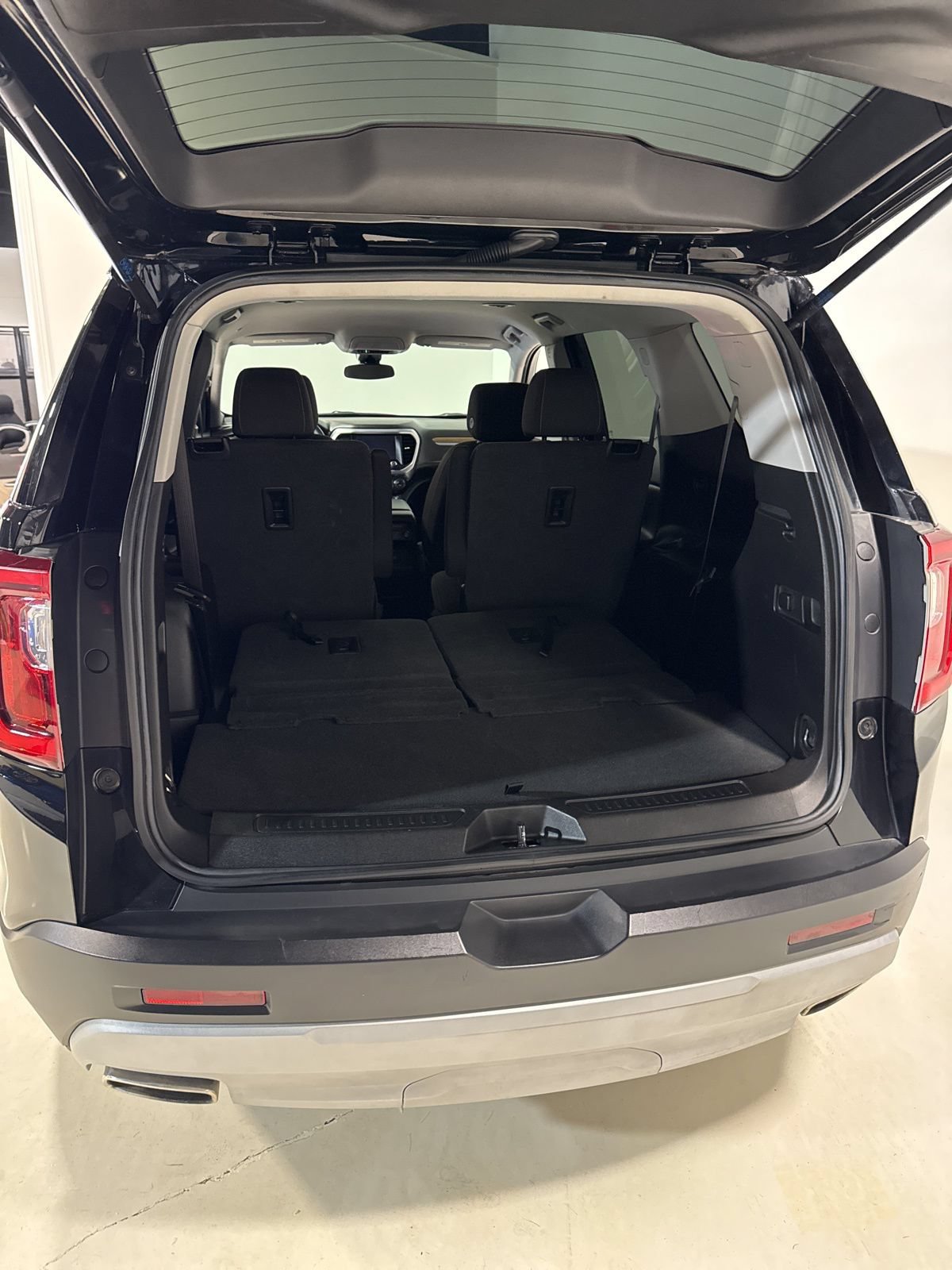 Used 2023 GMC Acadia SLE image 3