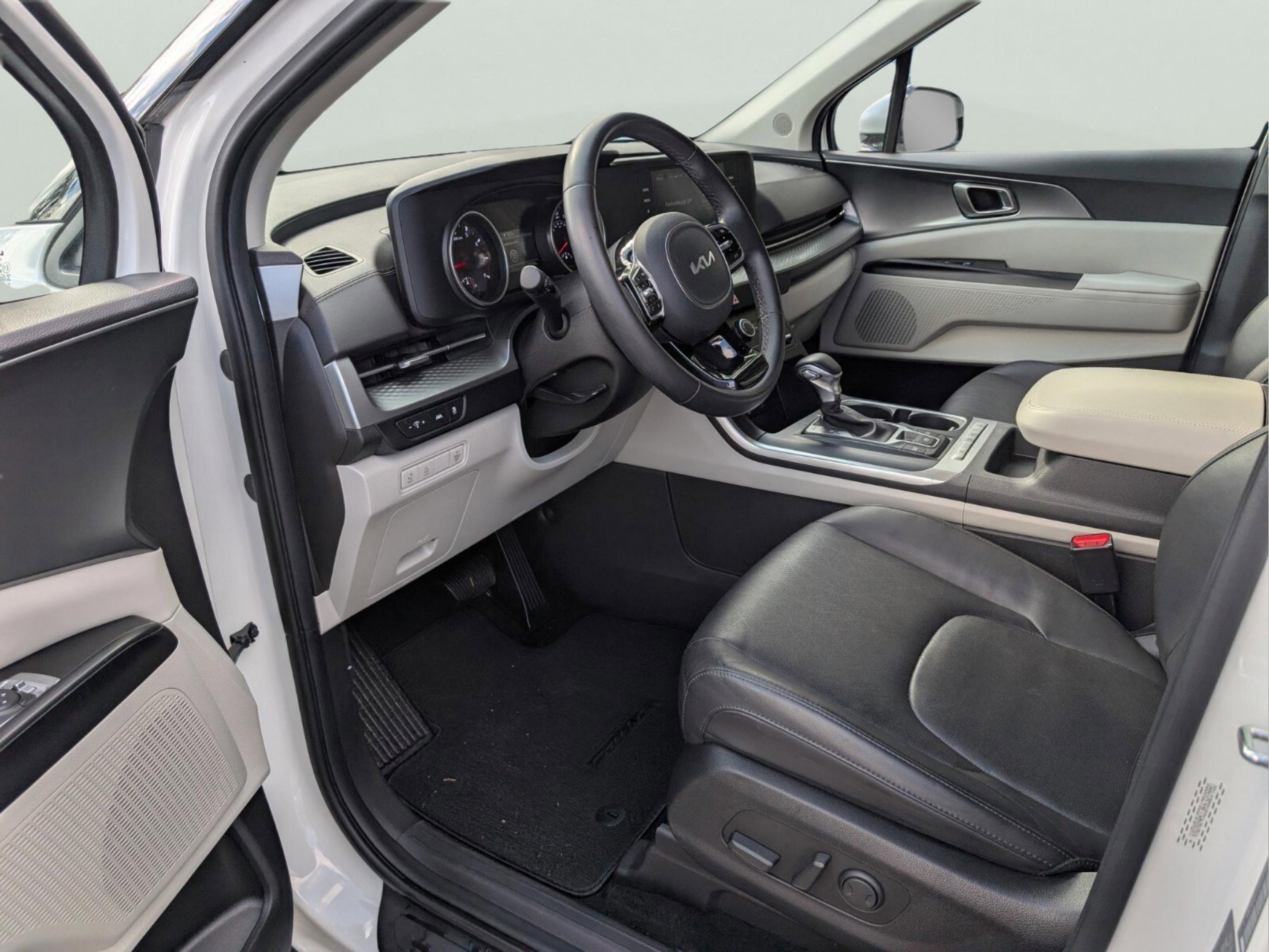 Certified 2024 Kia Carnival LX image 29