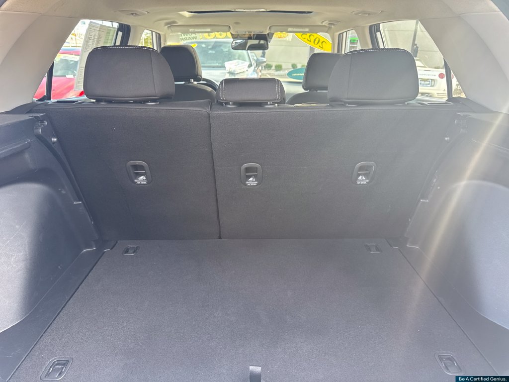 Certified 2025 Hyundai Venue SEL FWD image 28