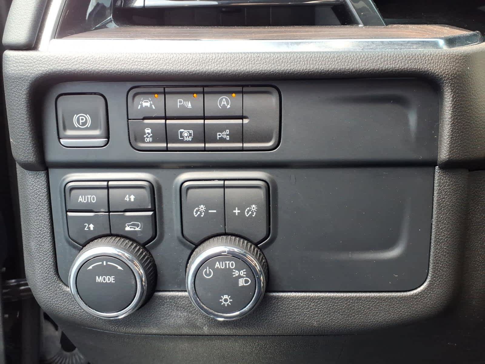 Certified 2025 Chevrolet Suburban LT AWD/4WD image 11