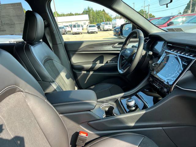 New 2025 Jeep Grand Cherokee Altitude image 23