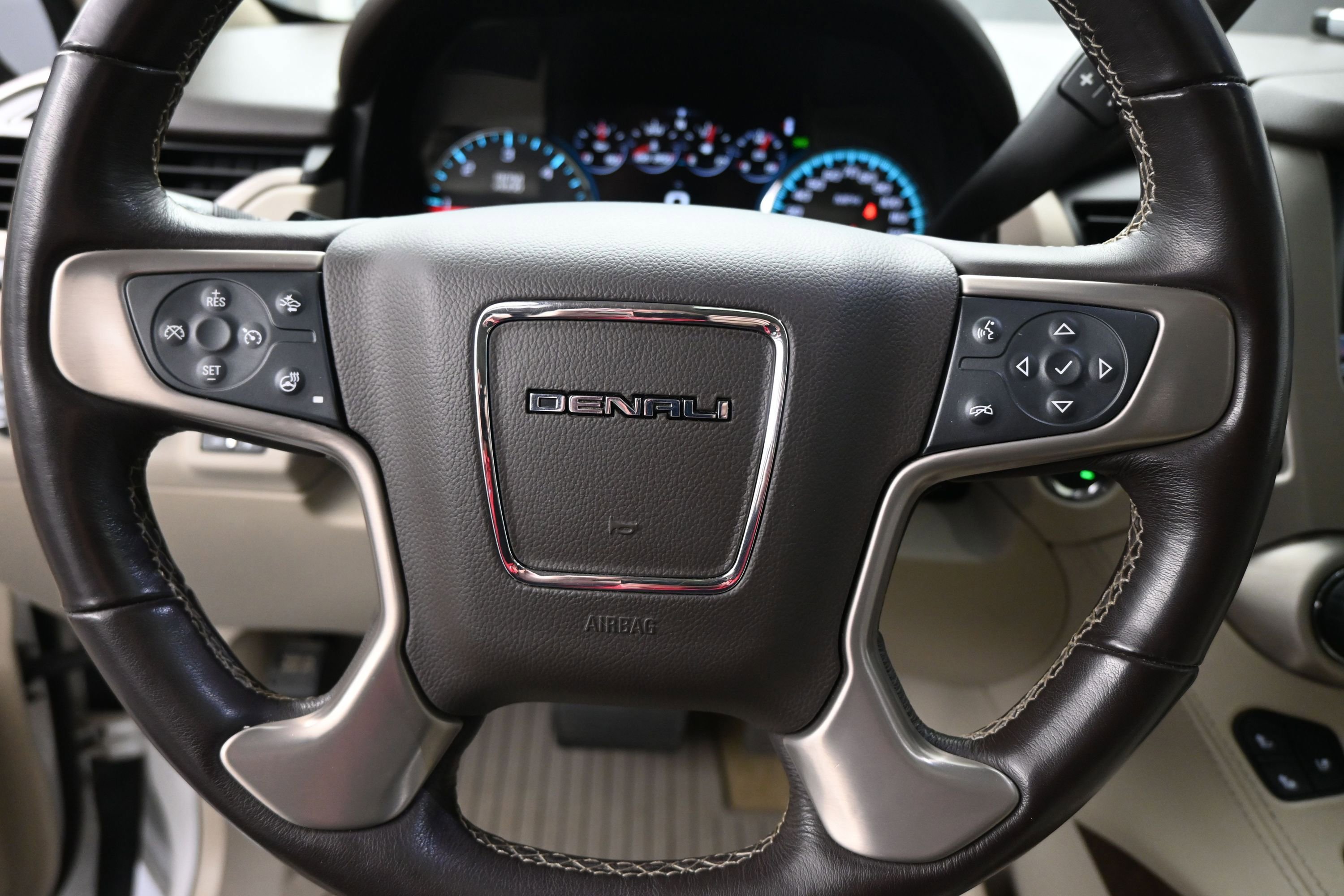 Used 2018 GMC Yukon XL Denali w/ Open Road Package AWD/4WD image 11