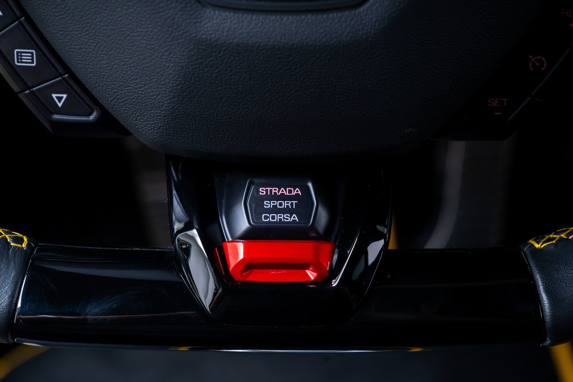 Used 2022 Lamborghini Huracan EVO RWD image 25