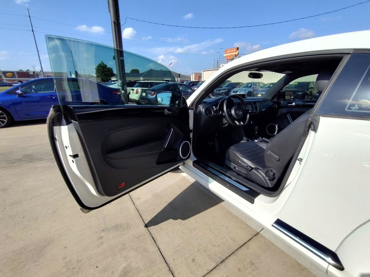 Used 2013 Volkswagen Beetle 2.0T FWD image 13