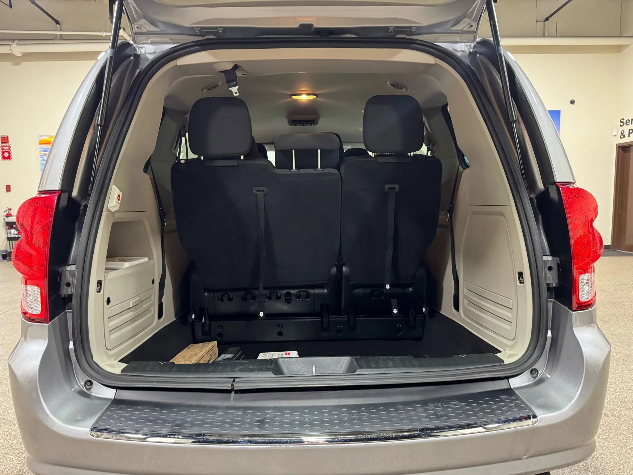 Used 2018 Dodge Grand Caravan SE image 27