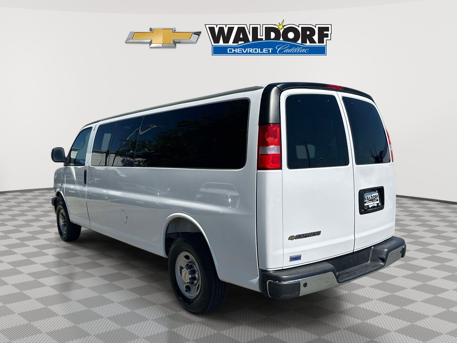 Used 2025 Chevrolet Express 3500 LT w/ LT Preferred Equipment Group RWD image 4