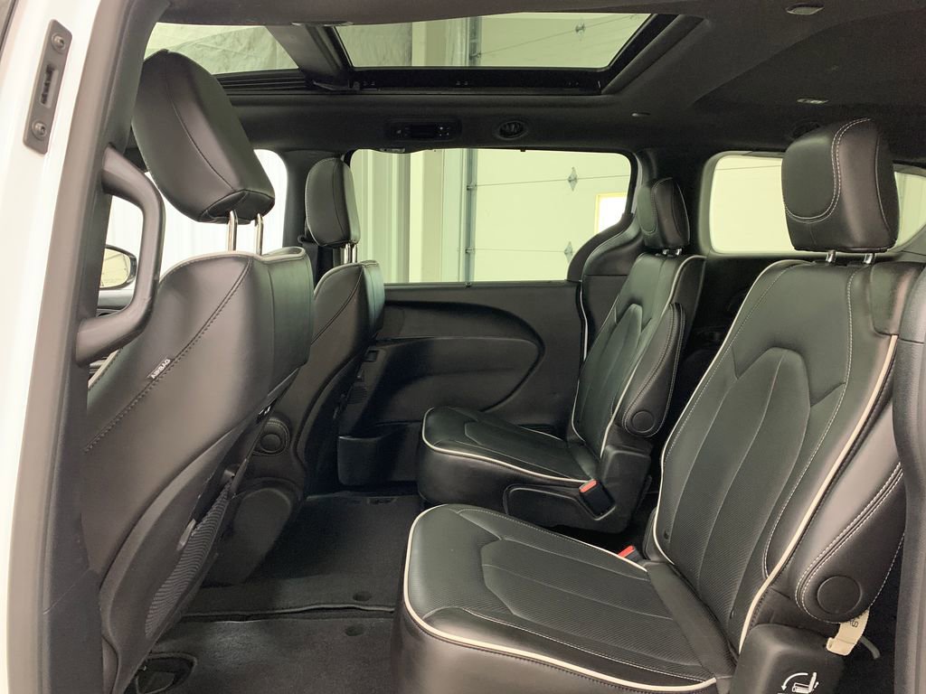 Used 2026 Chrysler Pacifica Limited w/ S Appearance Package FWD image 4