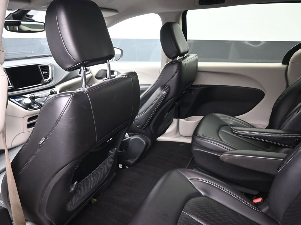 Used 2023 Chrysler Pacifica Touring-L image 10