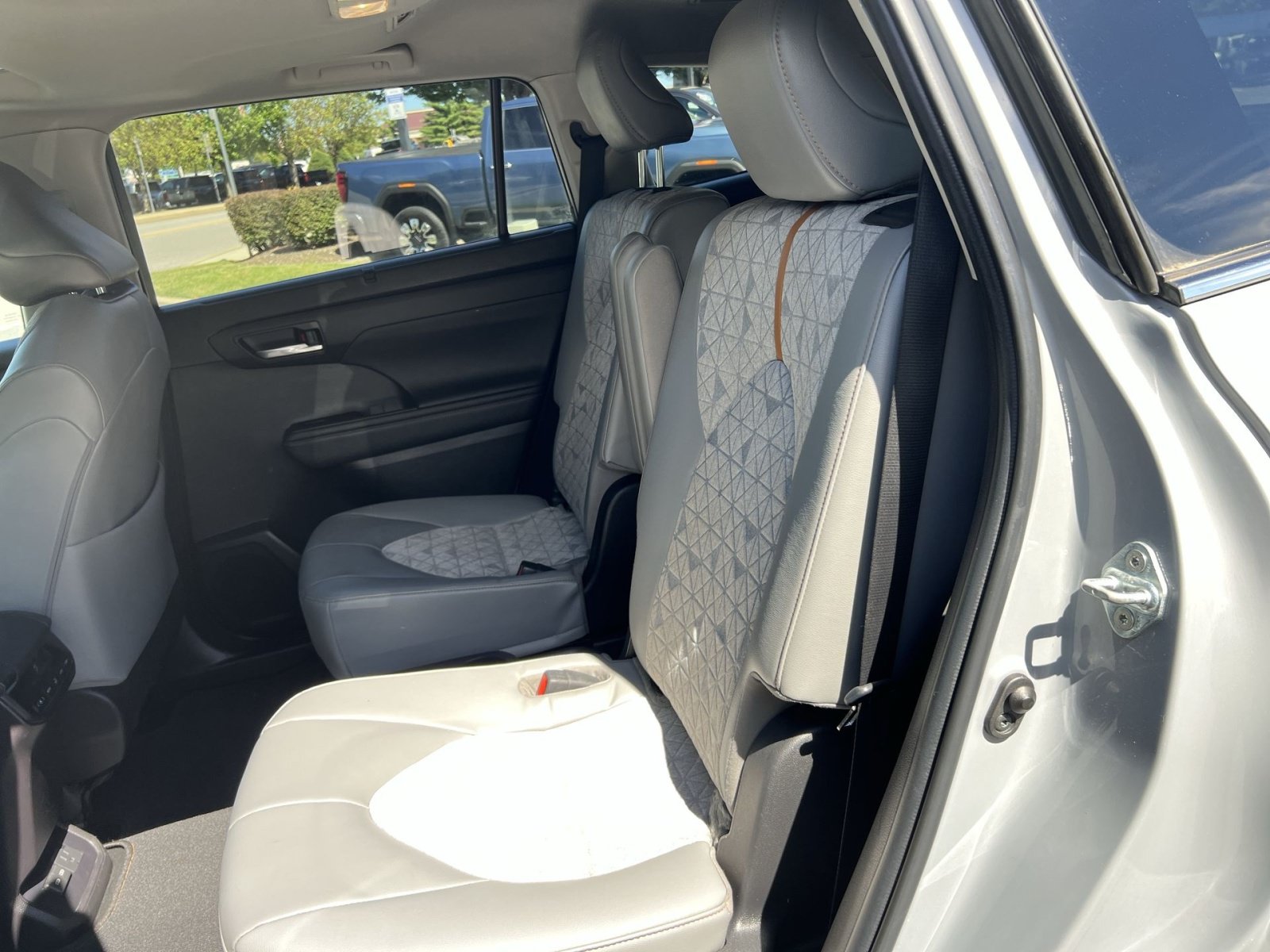 Used 2023 Toyota Highlander Bronze Edition FWD image 24