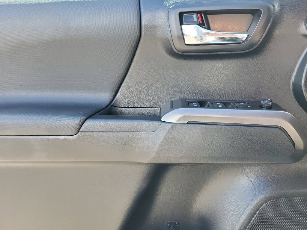 Used 2019 Toyota Tacoma TRD Off-Road w/ Technology Package AWD/4WD image 10