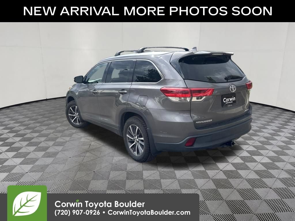 Used 2017 Toyota Highlander XLE w/ Carpet Mat Package AWD/4WD image 3