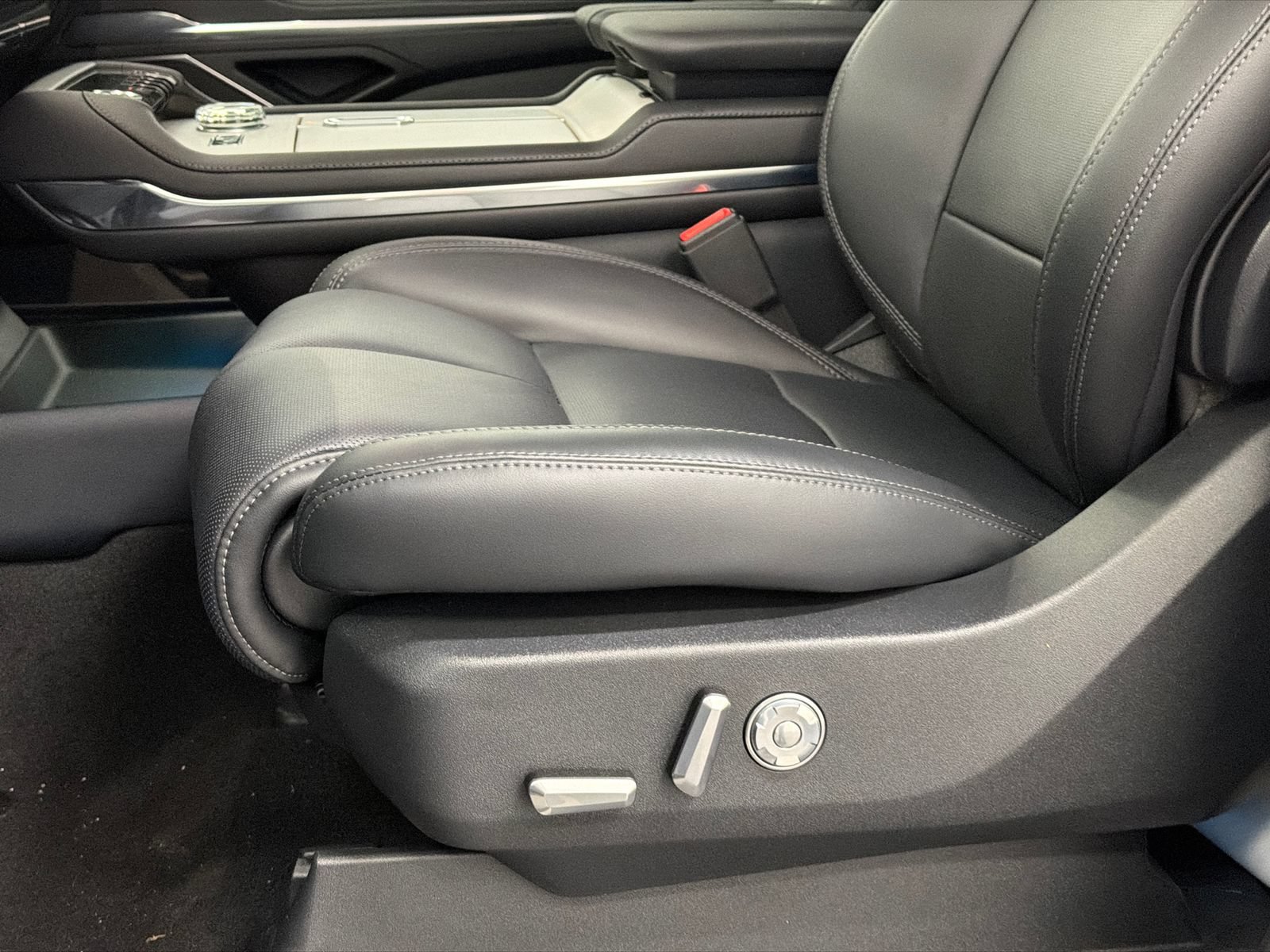 New 2026 Lincoln Navigator L Premier AWD/4WD image 18