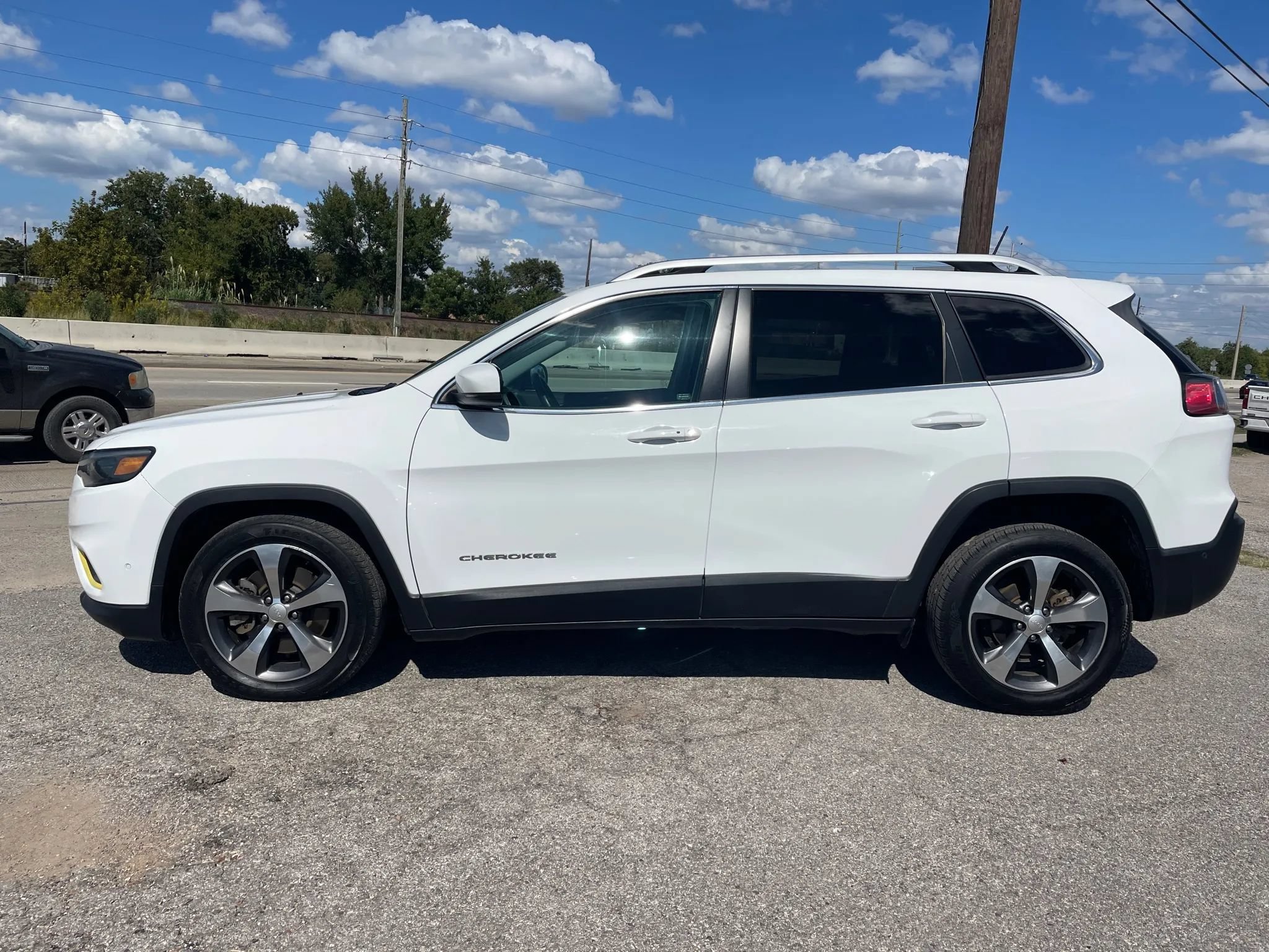Used 2019 Jeep Cherokee Limited w/ Luxury Group FWD image 2