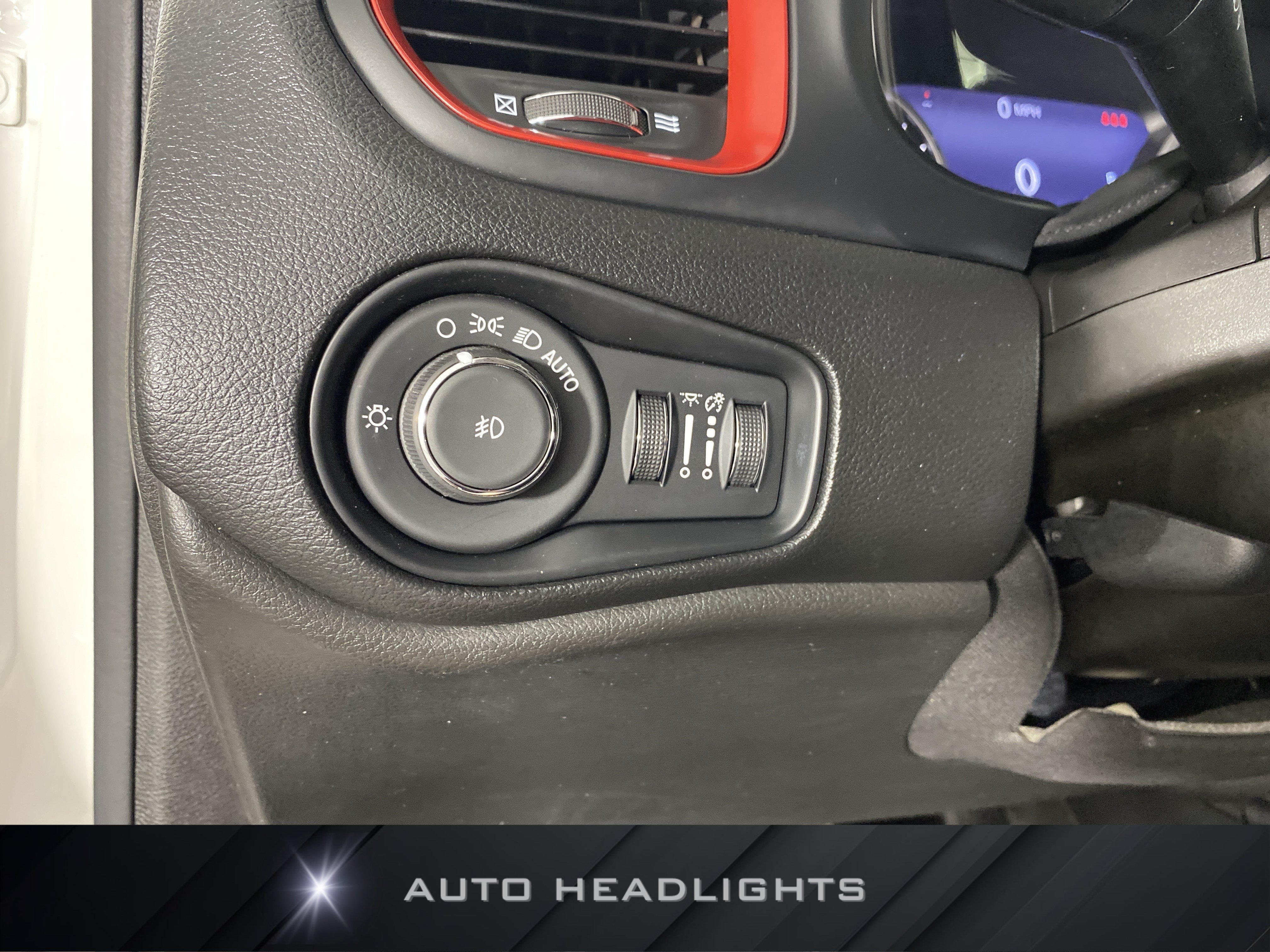 Used 2019 Jeep Renegade Trailhawk w/ UConnect 8.4 Nav Group AWD/4WD image 26