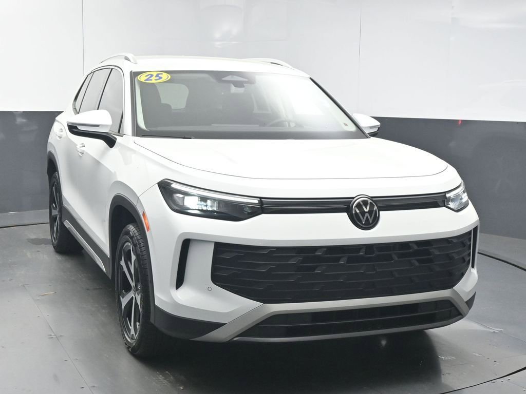 Certified 2025 Volkswagen Tiguan SE FWD image 2