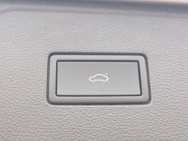 Used 2025 Volkswagen Atlas SE image 31