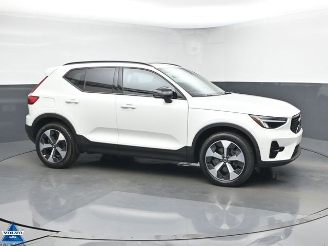 Used 2024 Volvo XC40 B5 Plus image 1