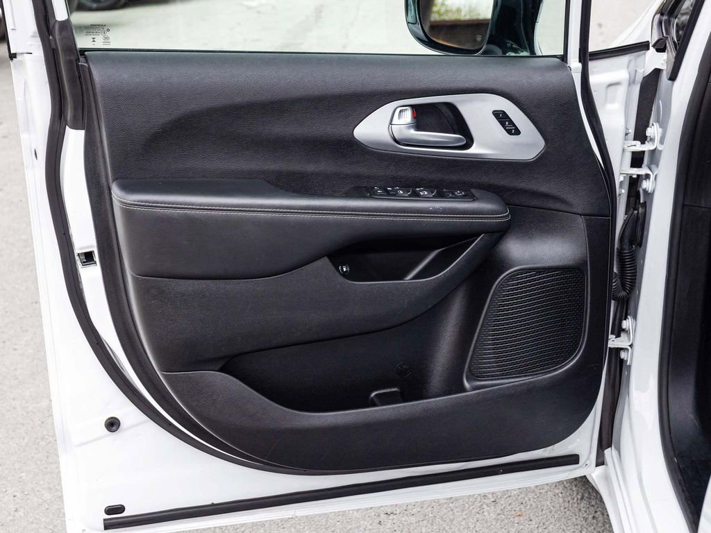 Used 2024 Chrysler Pacifica Limited FWD image 11