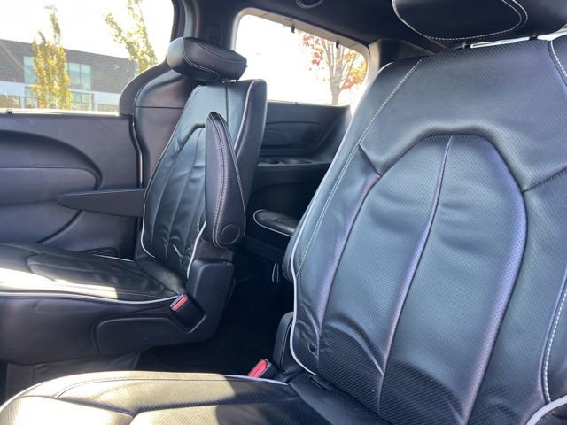 Used 2025 Chrysler Pacifica Limited image 32