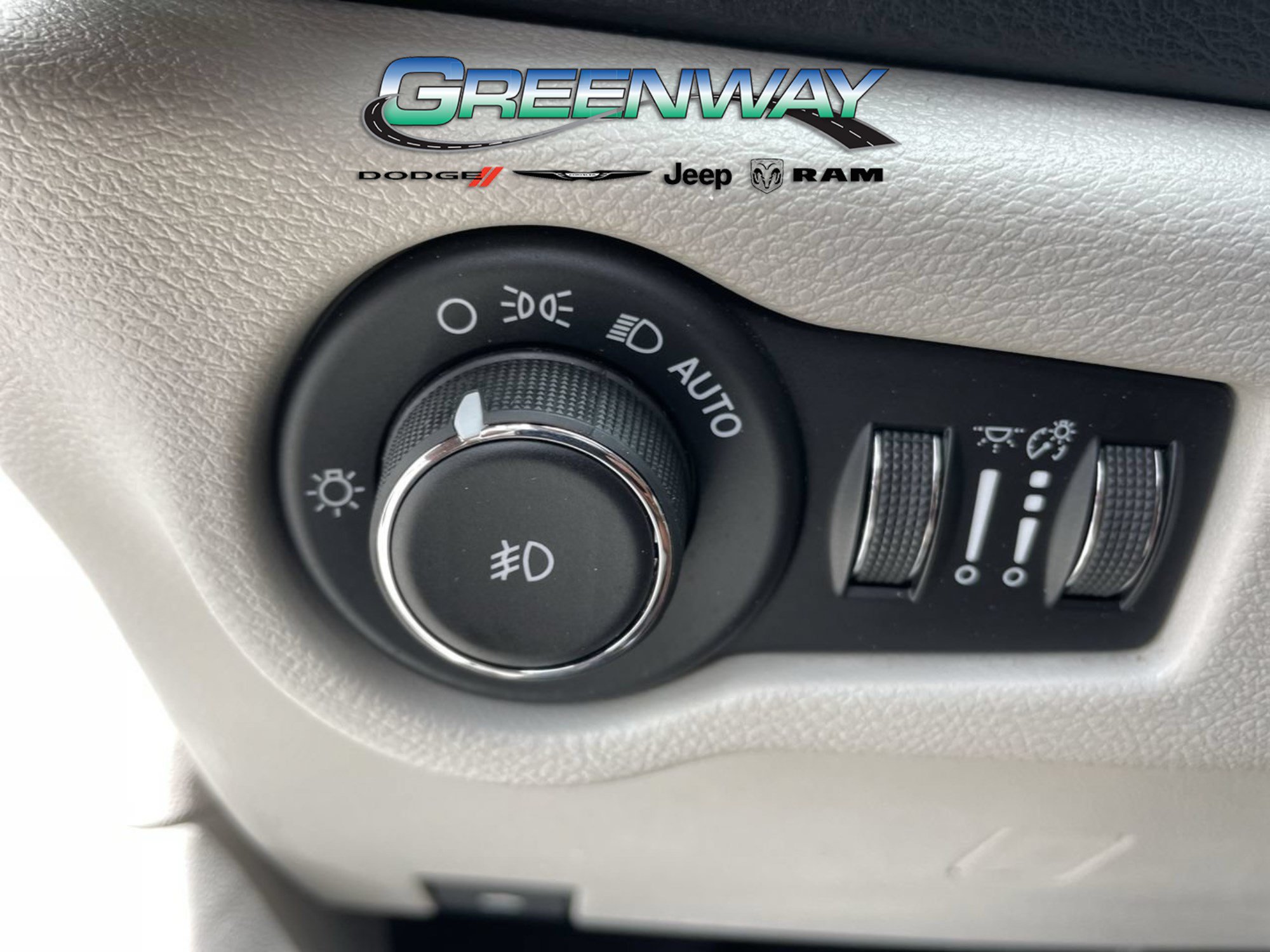 Used 2017 Chrysler Pacifica Platinum FWD image 30