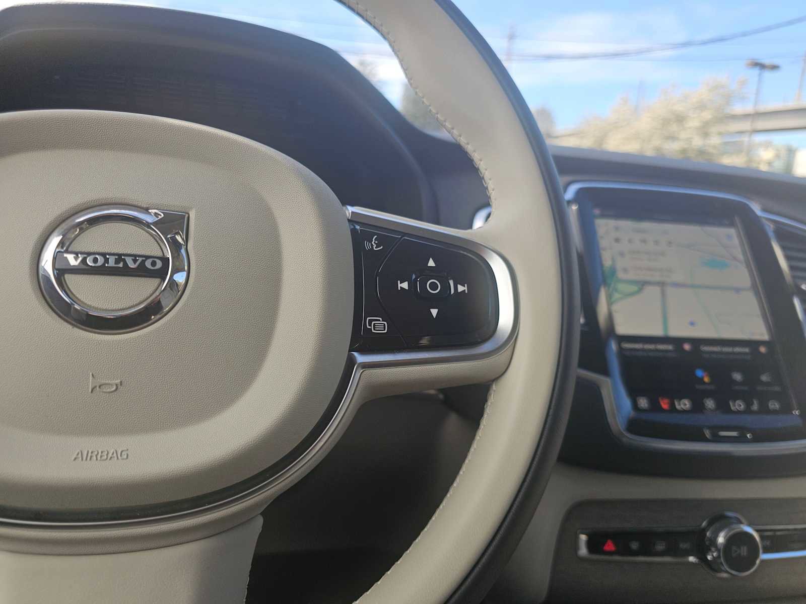 Used 2025 Volvo XC90 T8 Plus w/ Protection Package Premier image 33