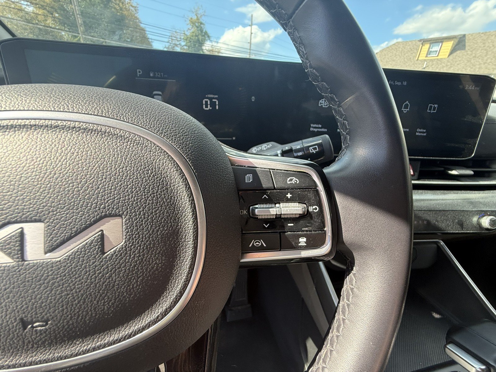 Used 2025 Kia Carnival FWD image 21