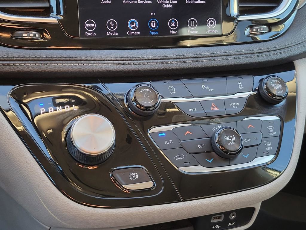 Used 2018 Chrysler Pacifica Limited image 29