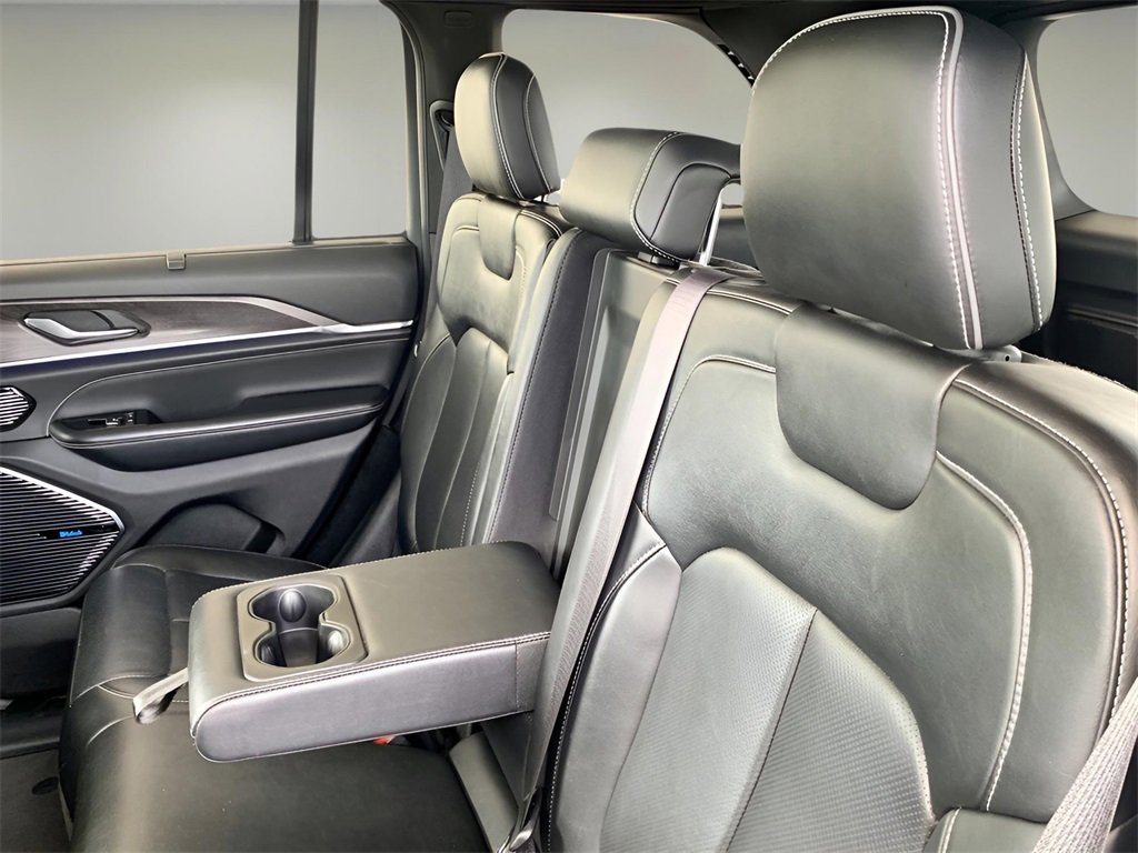 Used 2022 Jeep Grand Cherokee Overland w/ Luxury Tech Group IV image 22