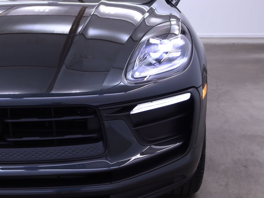 Used 2025 Porsche Macan AWD/4WD image 16