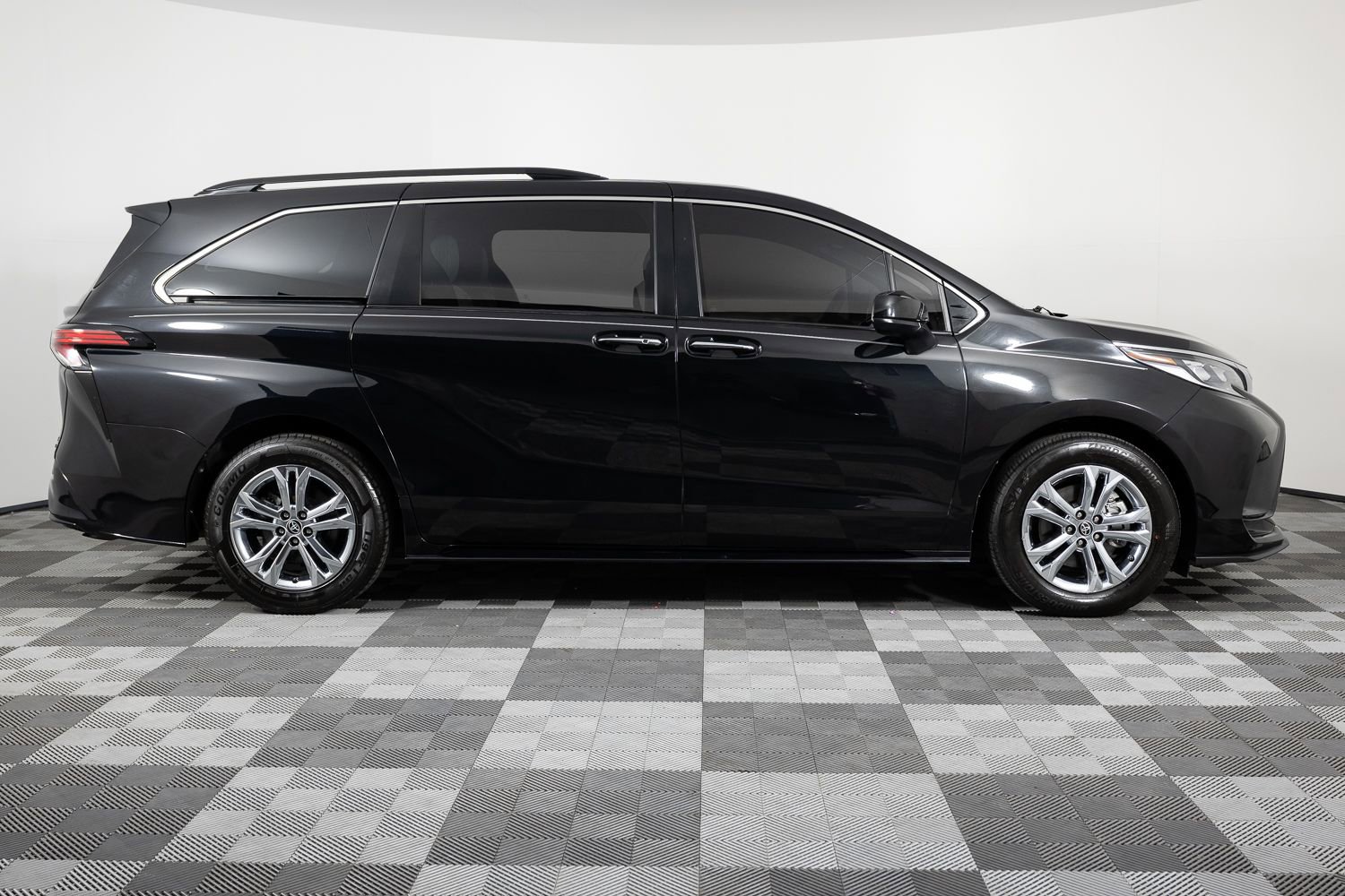 Used 2022 Toyota Sienna XSE w/ XSE Plus Package image 9