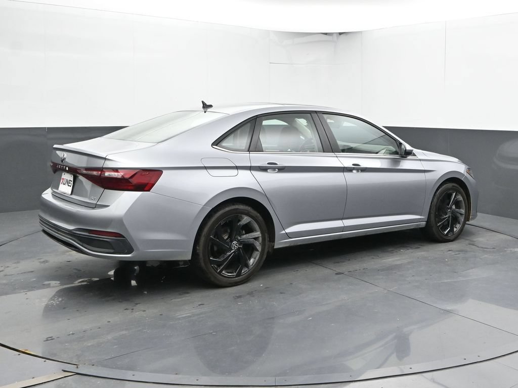 Used 2025 Volkswagen Jetta SE FWD image 3