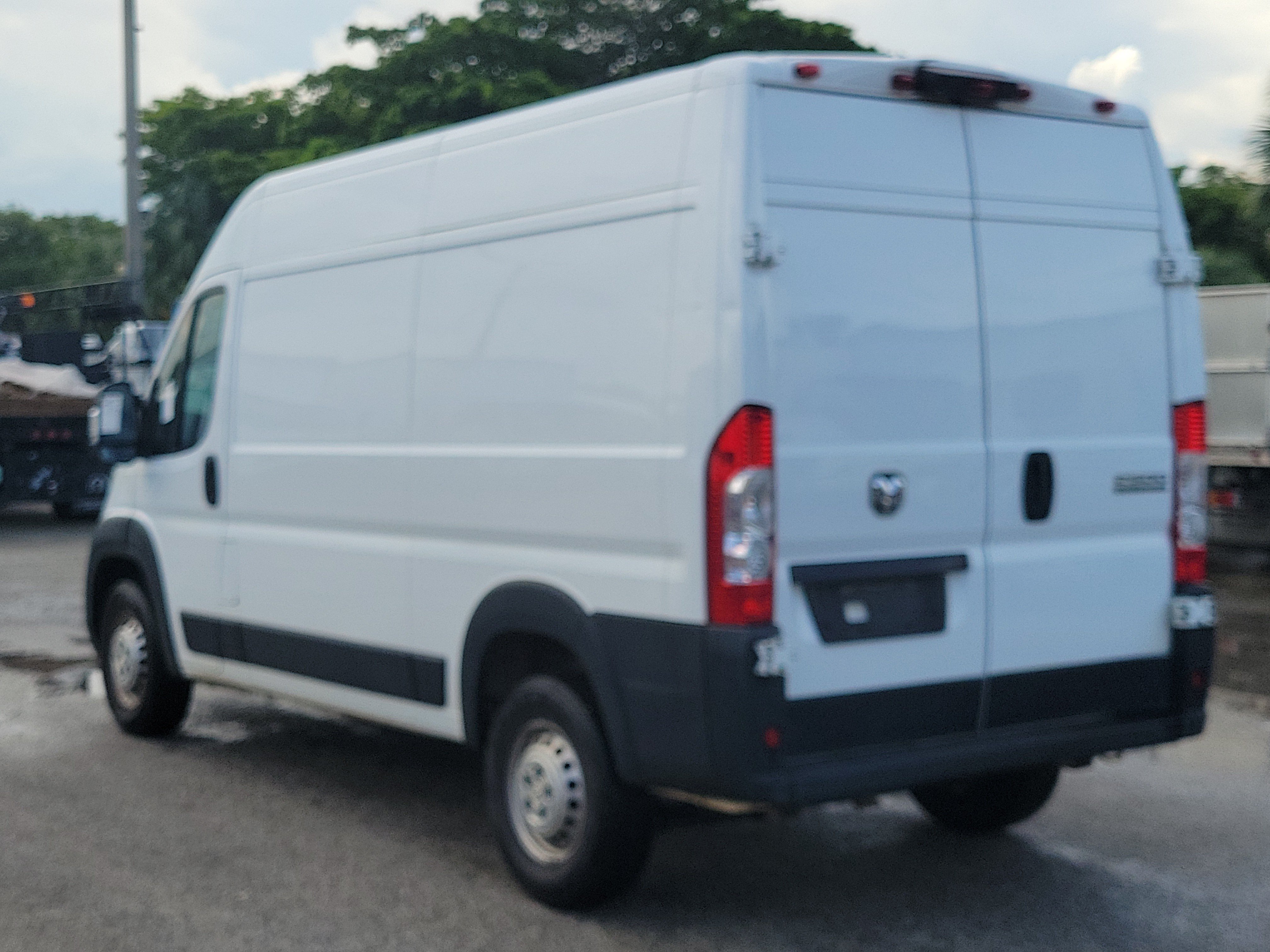 Used 2024 RAM ProMaster 2500 w/ Convenience Group FWD image 3