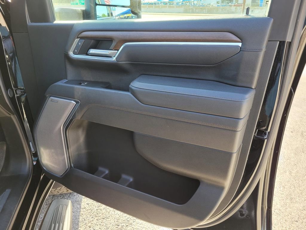 Used 2025 Chevrolet Silverado 2500 High Country w/ High Country Premium Package AWD/4WD image 9