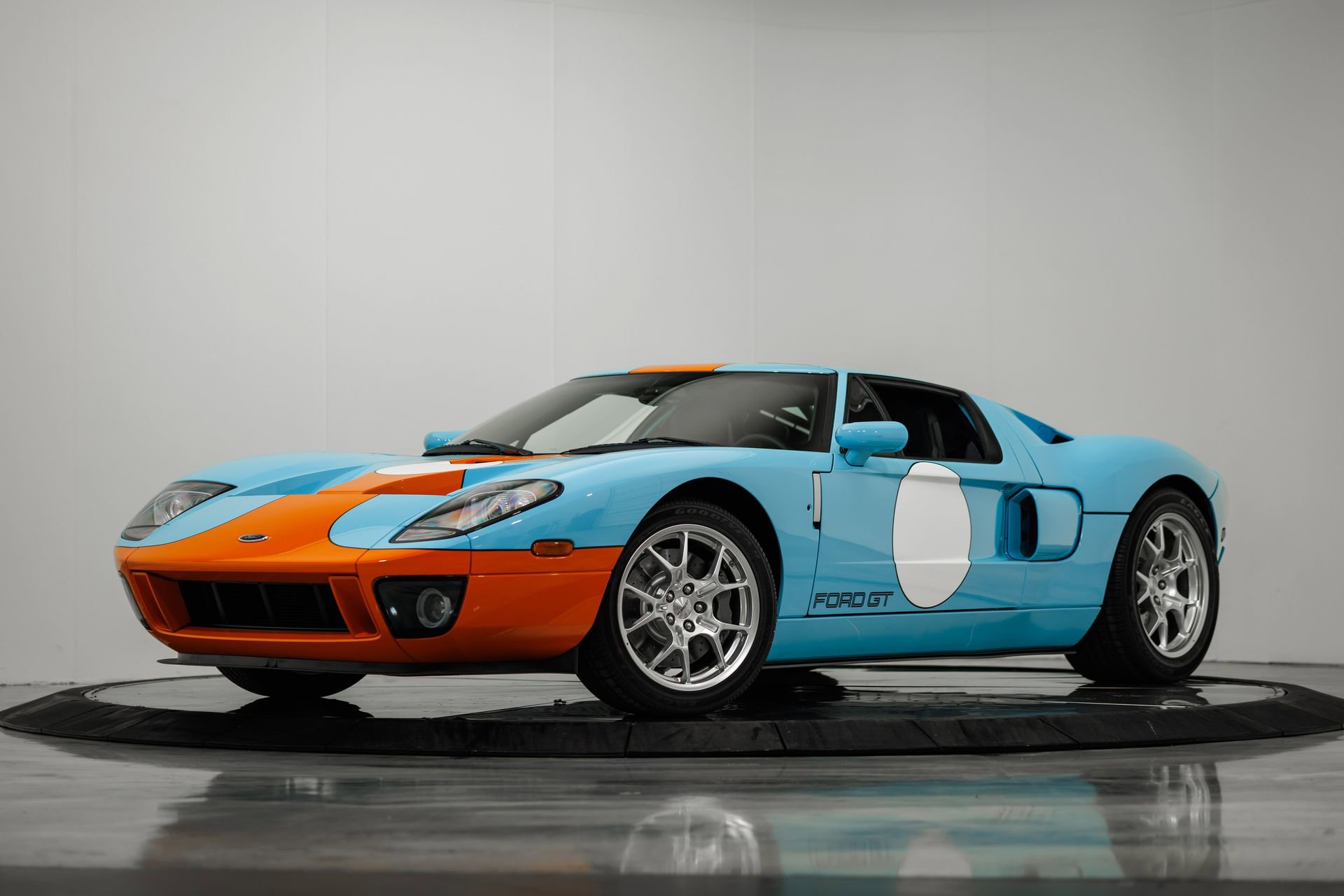 Used 2006 Ford GT RWD image 2