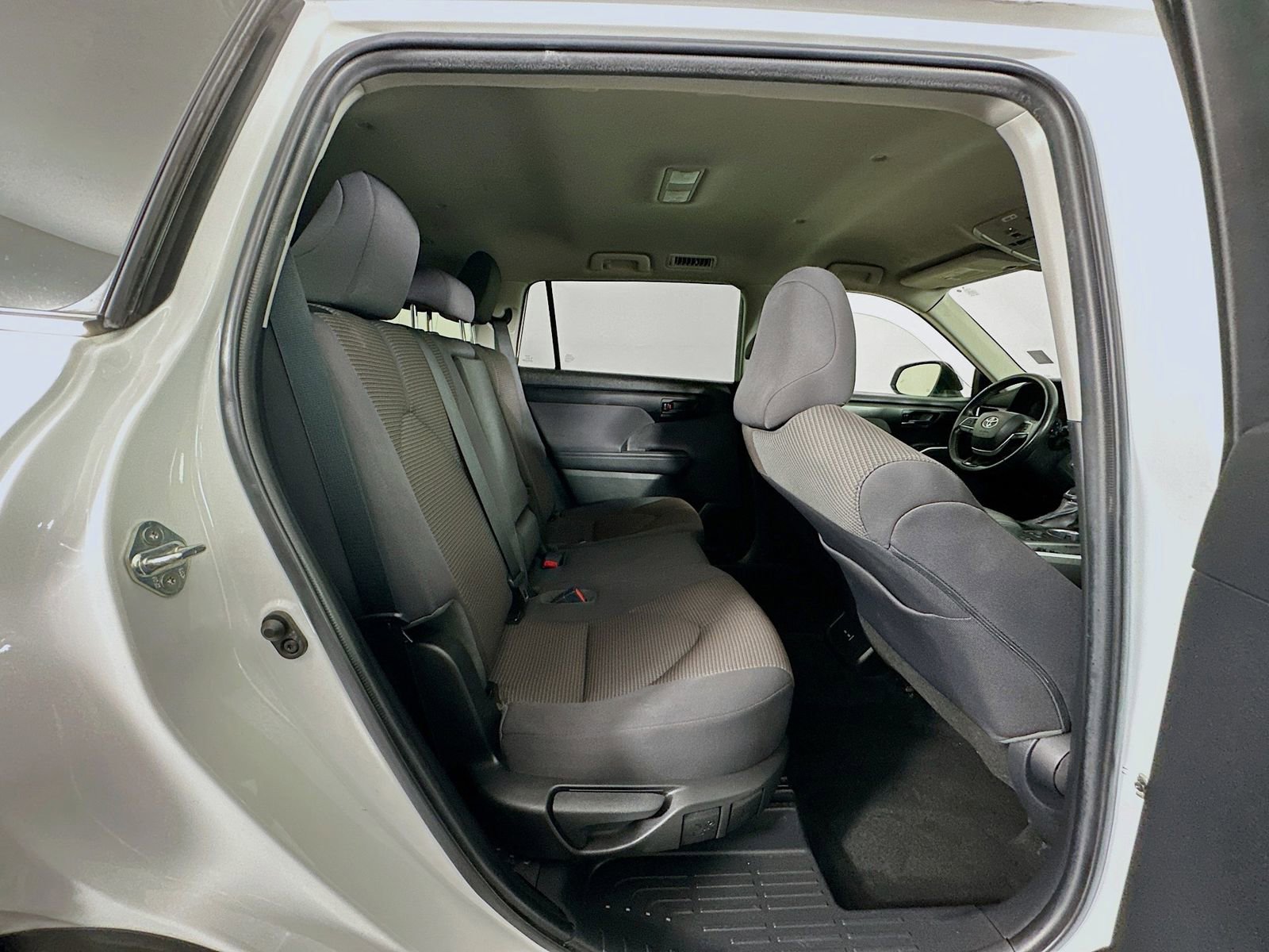 Used 2022 Toyota Highlander LE FWD image 28