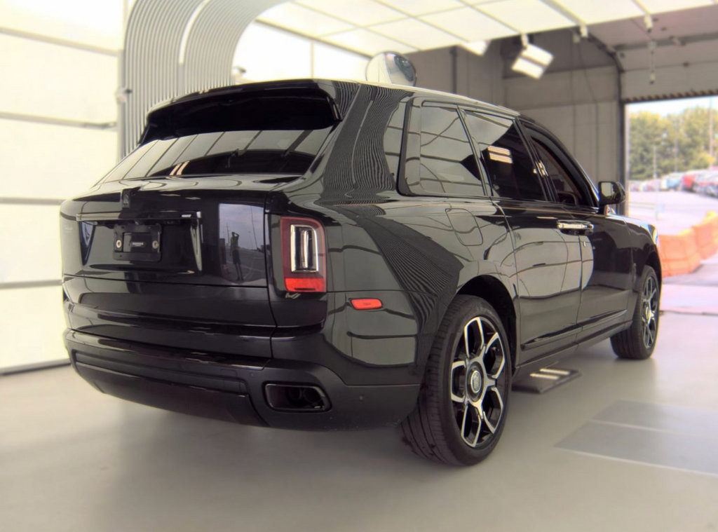 Used 2022 Rolls-Royce Cullinan Black Badge w/ Dark Exterior Package AWD/4WD image 2