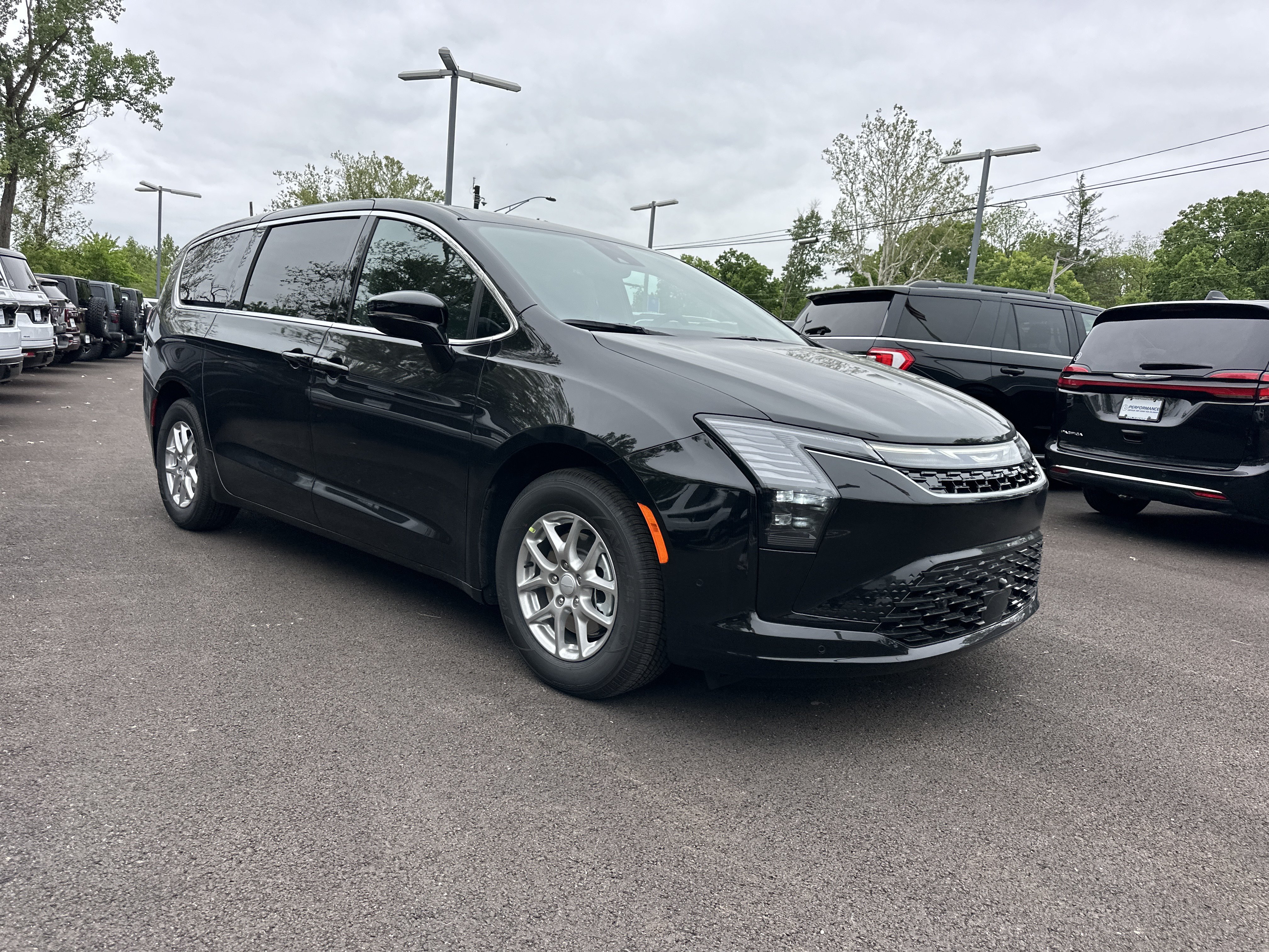 New 2027 Chrysler Pacifica Select w/ Family Tech Group FWD image 19