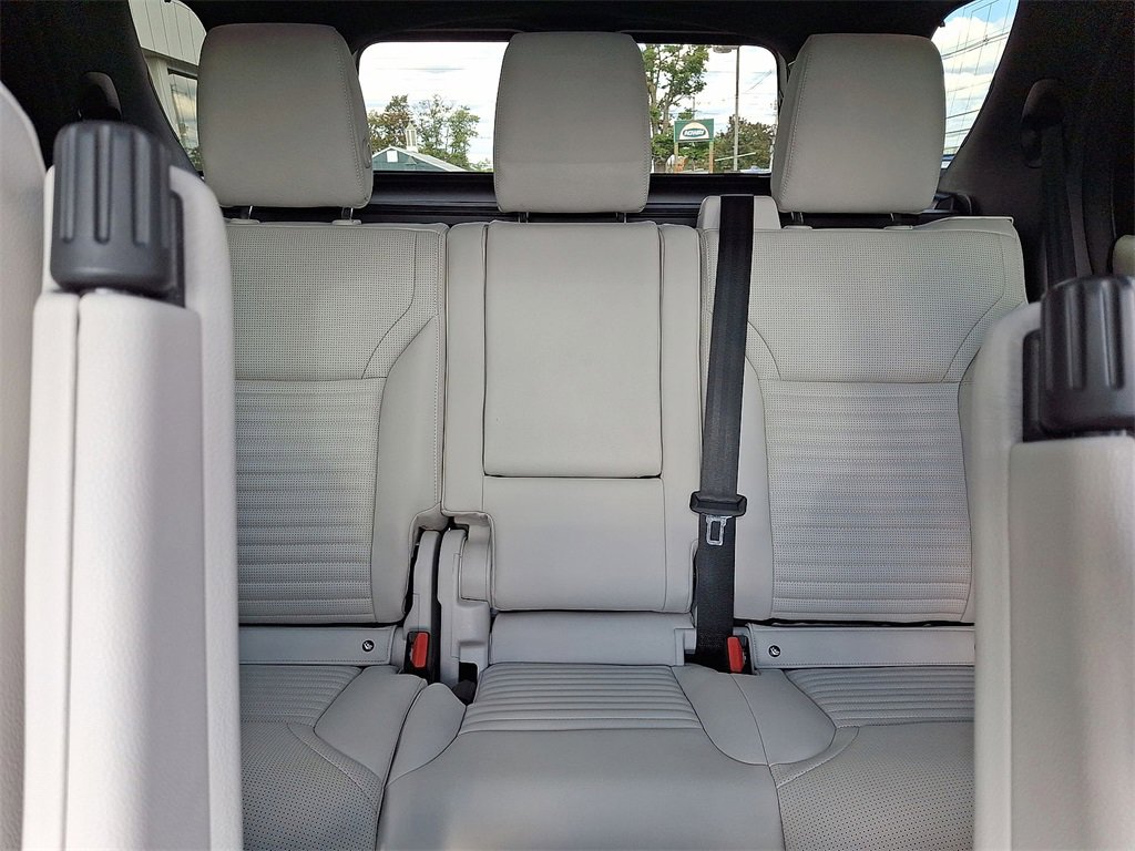 Used 2023 Land Rover Discovery S image 13