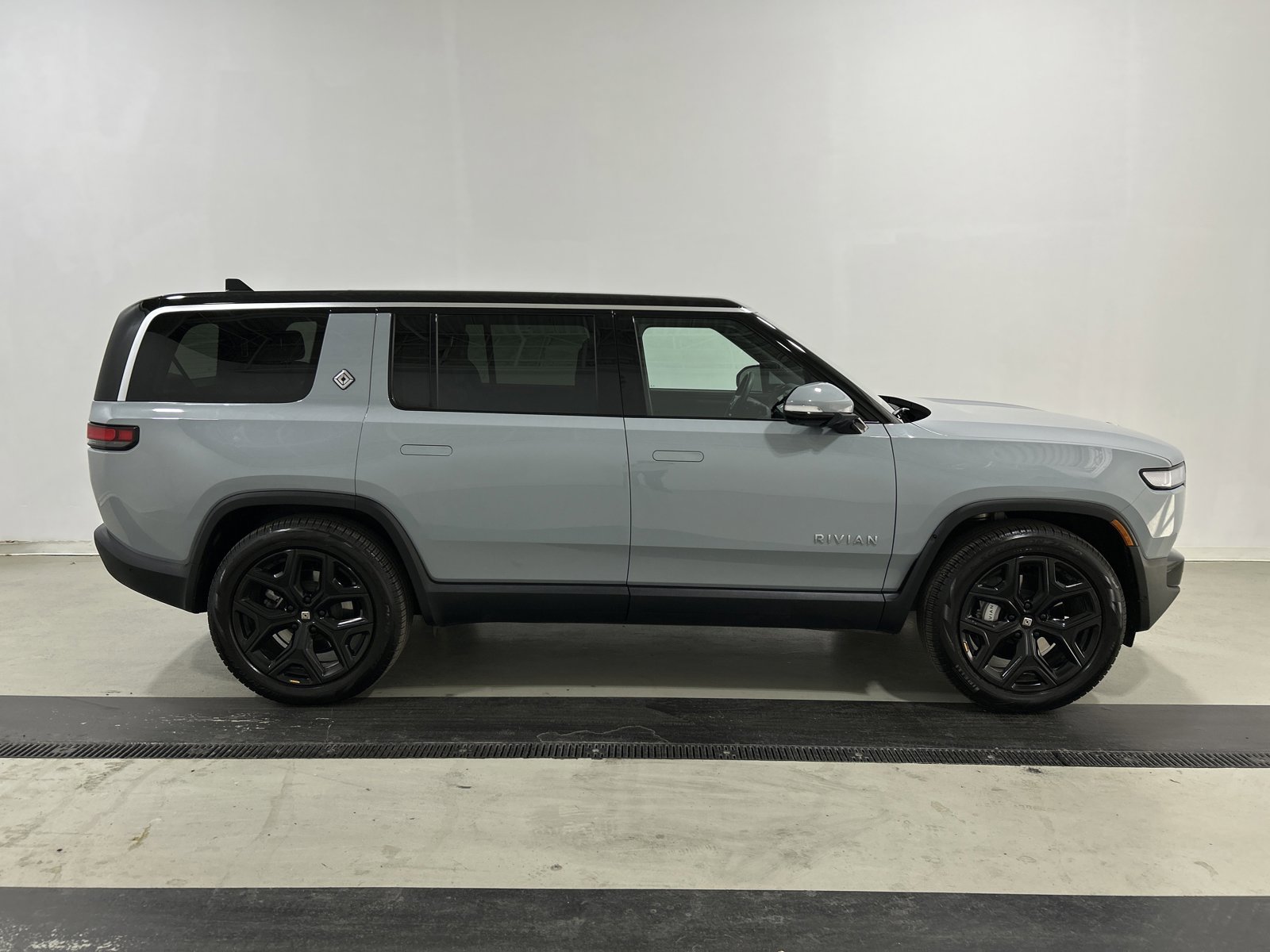 Used 2023 Rivian R1S Adventure image 6
