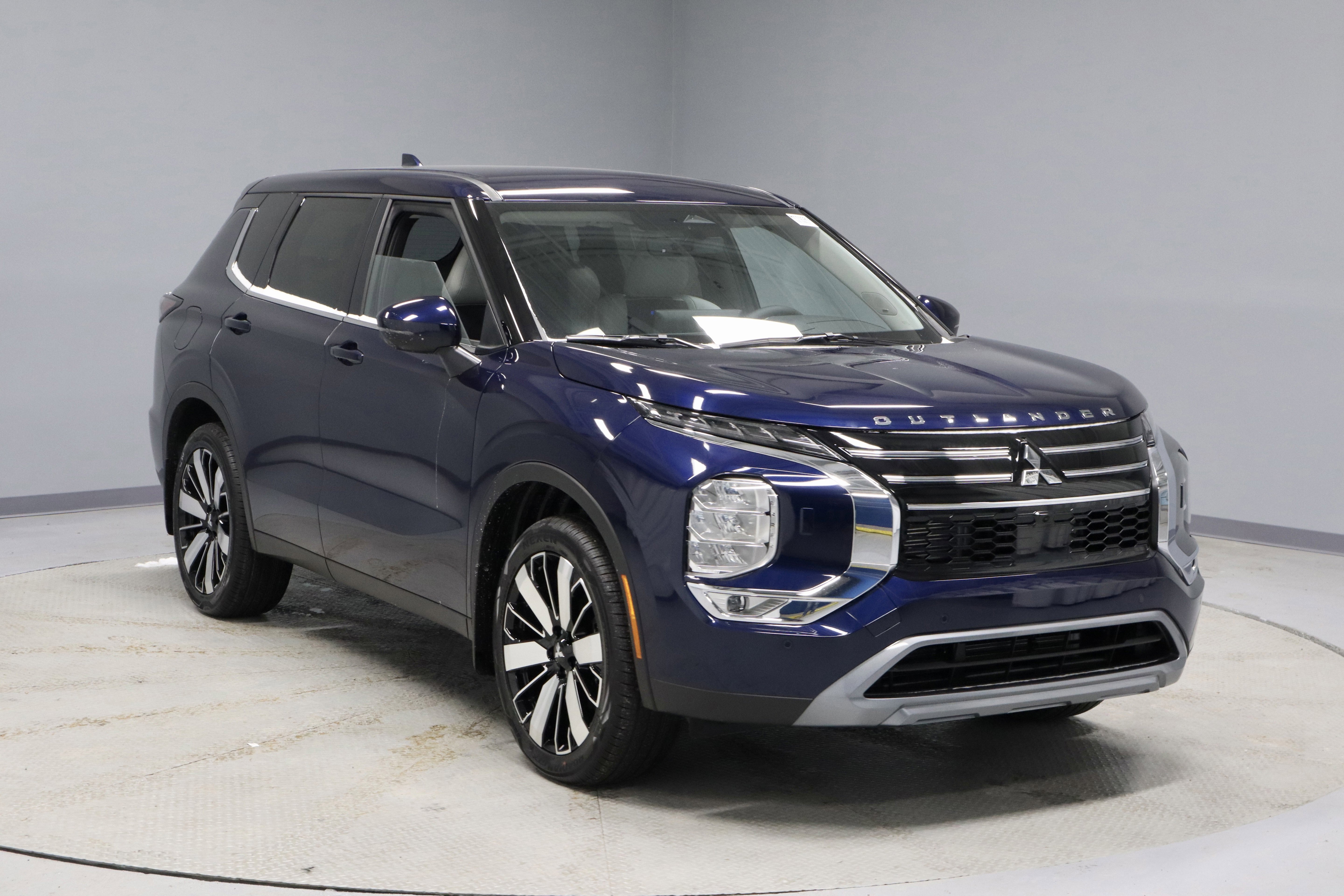 New 2026 Mitsubishi Outlander SE image 2