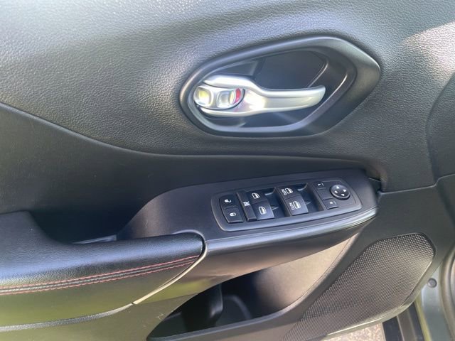 Used 2020 Jeep Cherokee Trailhawk w/ Comfort & Convenience Group AWD/4WD image 19