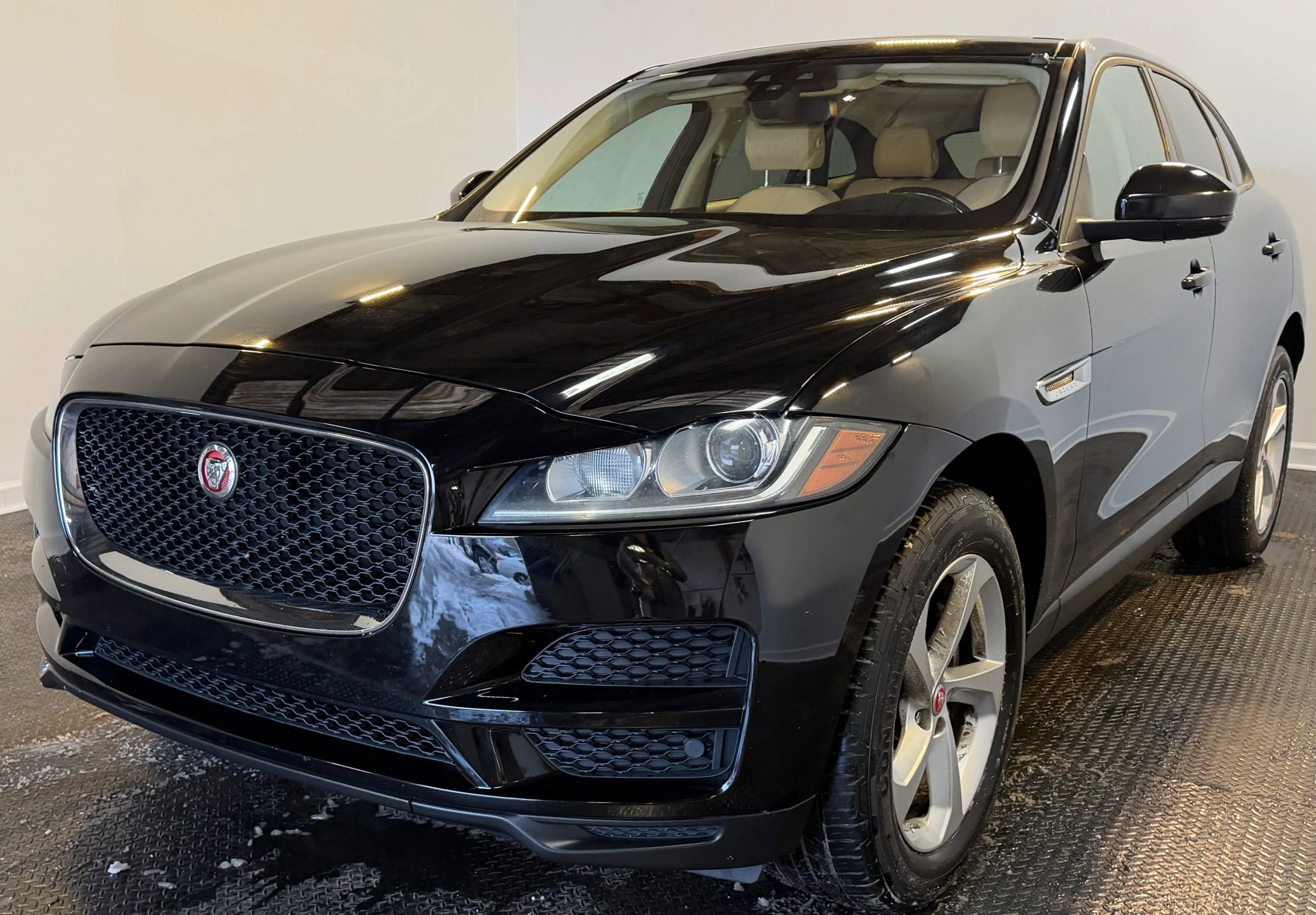Used 2018 Jaguar F-PACE Premium image 4