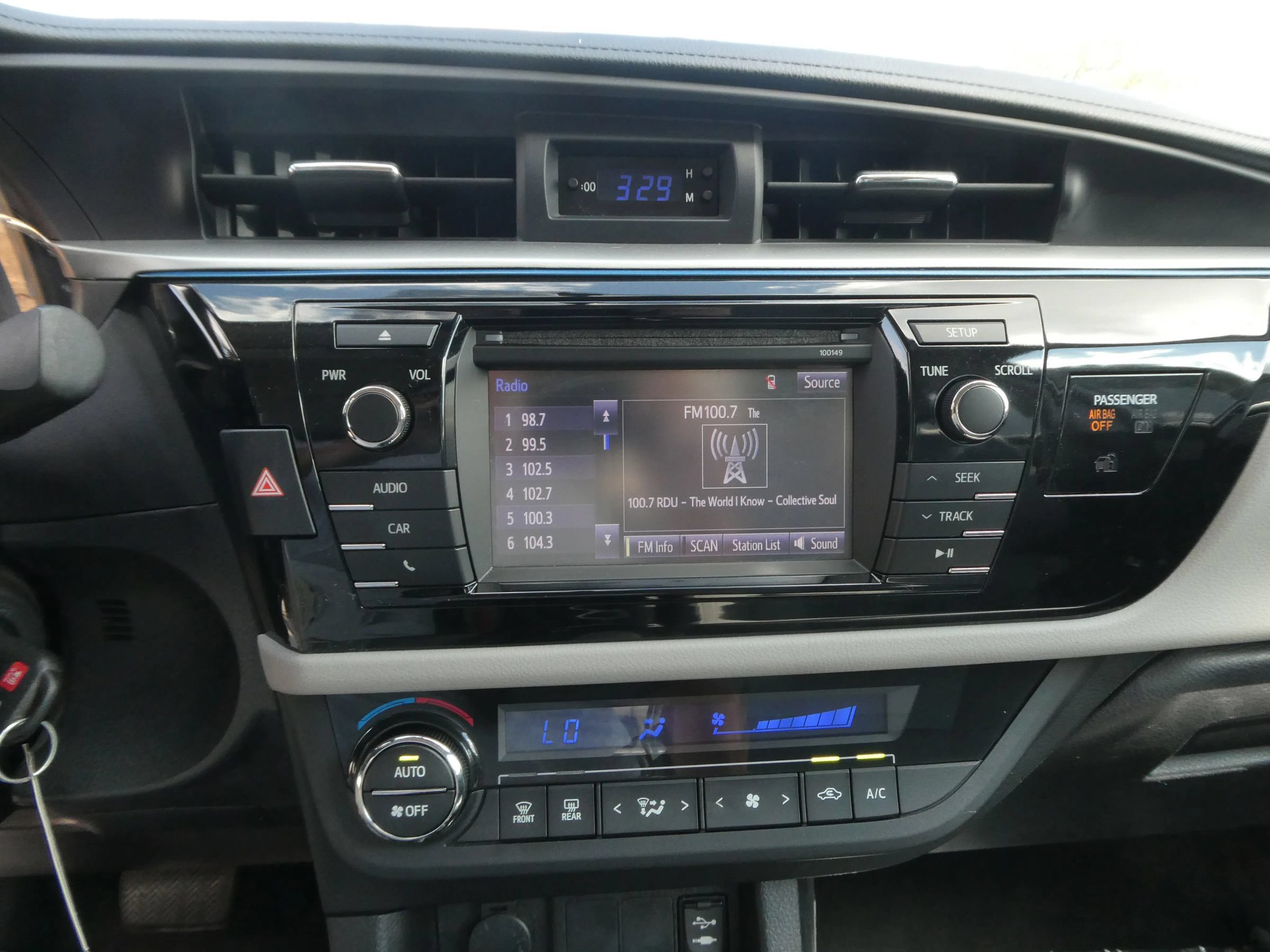 Used 2015 Toyota Corolla LE FWD image 19