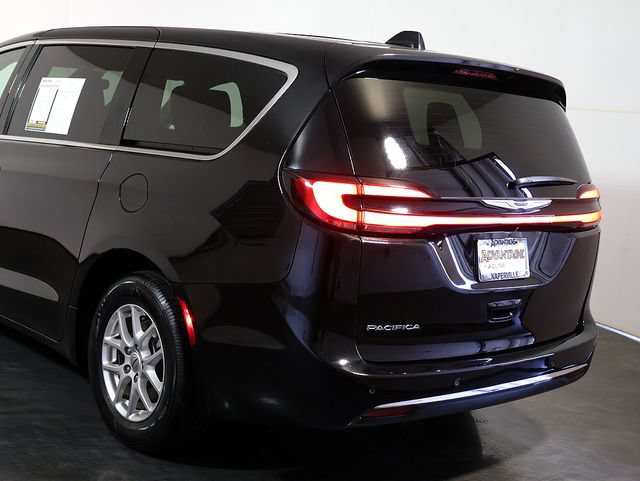 Used 2025 Chrysler Pacifica Select FWD image 11