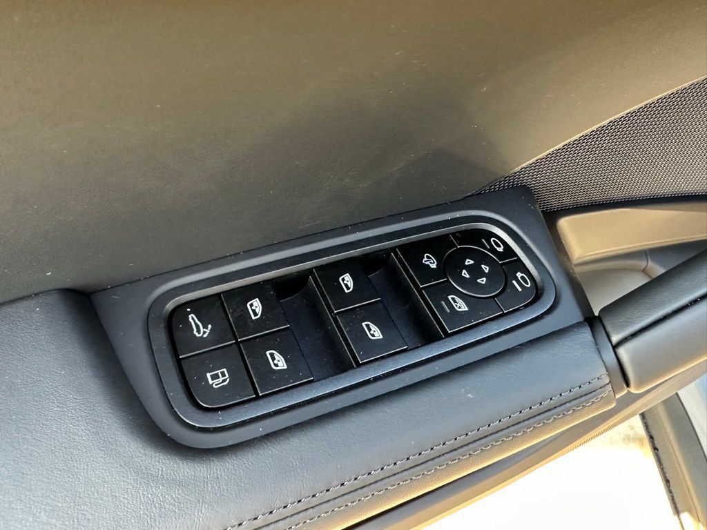 Certified 2026 Porsche Cayenne E-Hybrid Coupe AWD/4WD image 20