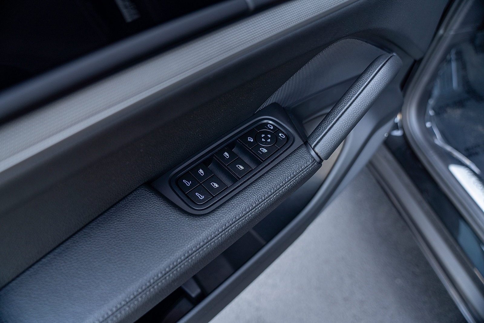 Certified 2025 Porsche Cayenne AWD/4WD image 18