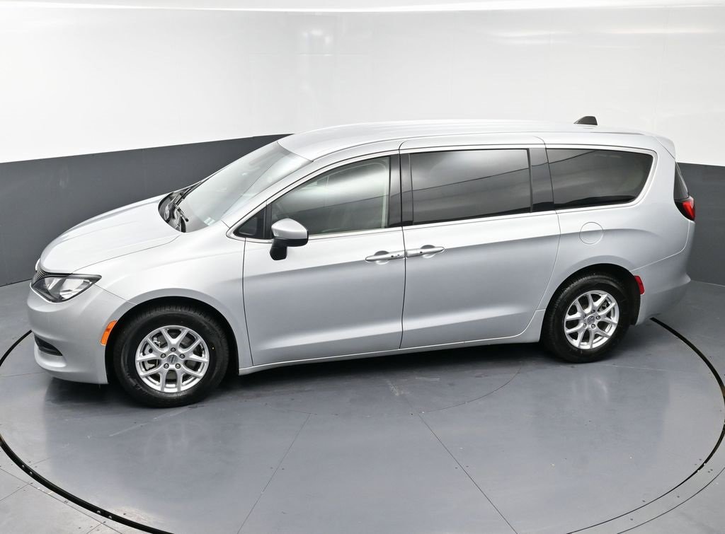 Used 2023 Chrysler Voyager LX image 45