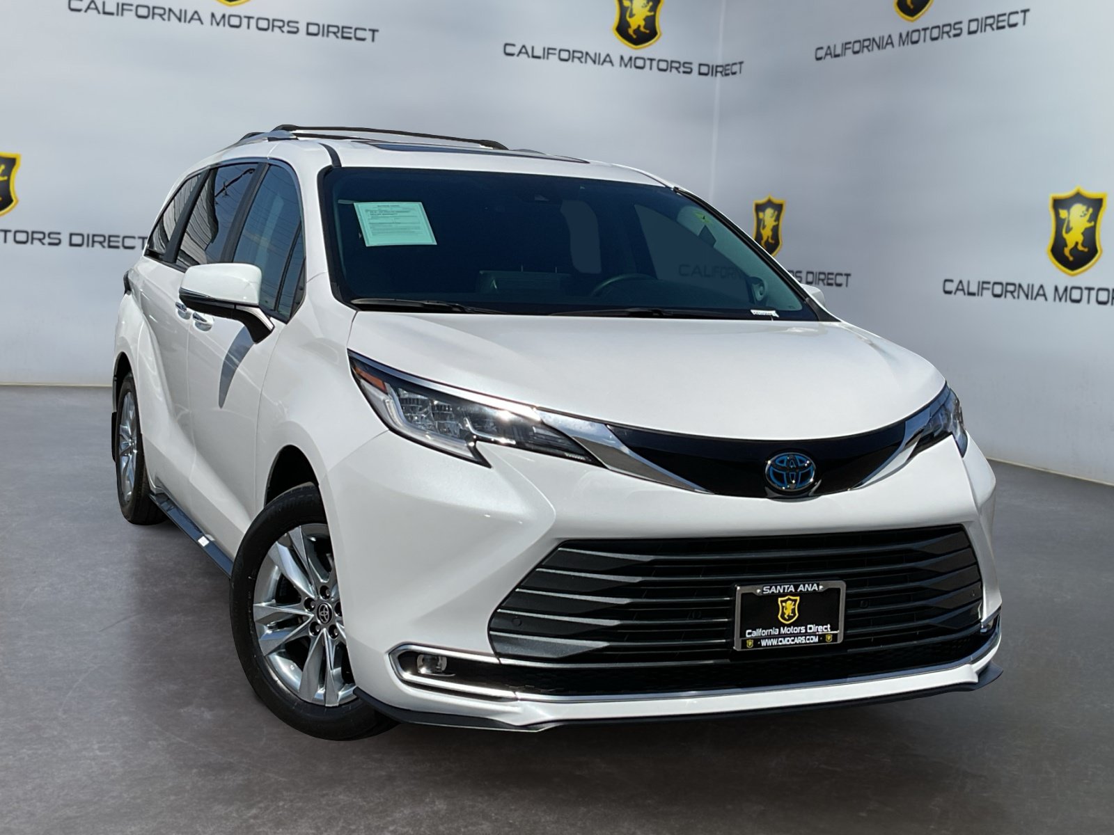 Used 2024 Toyota Sienna Limited FWD image 3