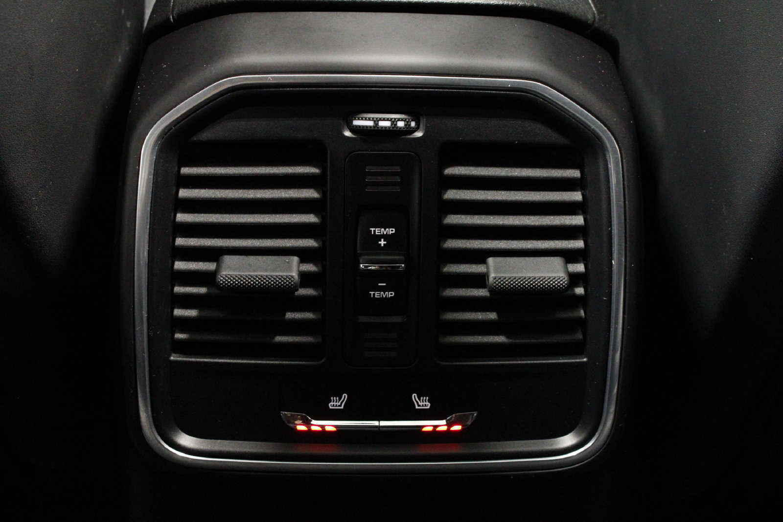 Used 2022 Porsche Macan AWD/4WD image 36